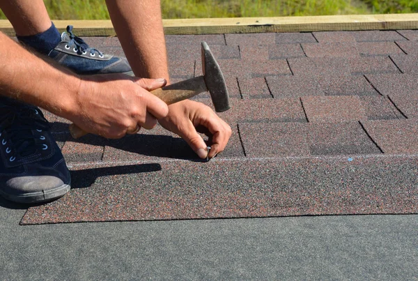 Dachdecker Montieren Mit Hammer Und Nägeln Asphaltschindeln Auf Hausdächer Dachdeckerarbeiten — Stockfoto