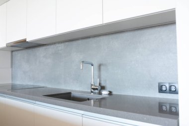 Metal musluk, seramik mutfak lavabo, Mutfak Ocak, mutfak hood ile modern mutfak