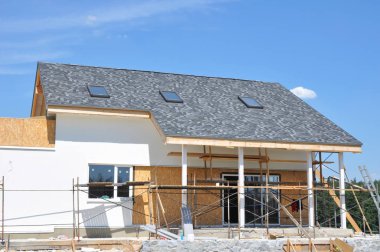 Attic dam penceresi. Çatı inşaat dış. Ev yapımı Asfalt ile Zona çatı, ışıklıklar, Teras Veranda, boyama duvarları açık havada