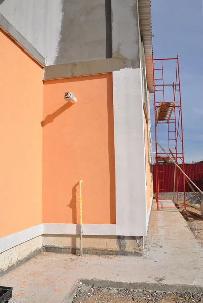 粉刷房子的墙壁 新建房屋施工基础防水 保温与施工路径 避免家庭墙体漏水 — 图库照片