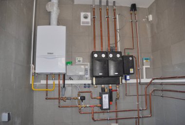 Kiev, Ukrayna - 18 Aralık 2018:Kazan dairesi yapım ve montajı devam ediyor. Ev odasında doğal gaz kazanı ve güneş enerjili su ısıtıcı sistemi. - Resim