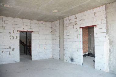 Sıvama duvar, drywalls, sıva, metal kapı lentosu üzerinde ile boş oda iç yapı.