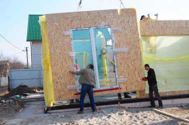 Kiev, Ukrayna - 08 Ocak 2019: İnşaatçılar yapı yeni çerçeve ev. Yapısal İzolasyonlu paneller (SIPS) teknoloji gelecek bina teknolojisidir. 