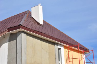 Resim ev duvarları. Metal çatı onarım, evin izolasyonu, soffits ve boyama duvar ev yenileme.