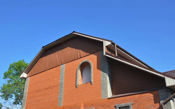 House Mansard Roof Brick Wall Unfinished Window Installation Rain Gutters — Stock Photo, Image