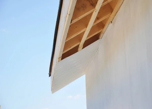 Installig Eaves Soffit Boards Fascias New House Roofing Construction — Stock Photo, Image