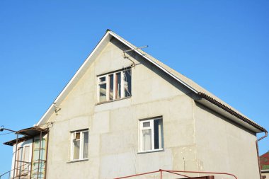 Sıvama, duvarlar yenileme evi olan asbest çatı.