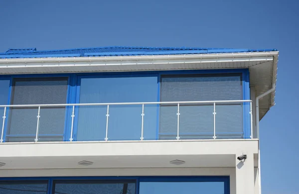Современный Синий Дом Стеклянным Балконом Современный Дом — стоковое фото