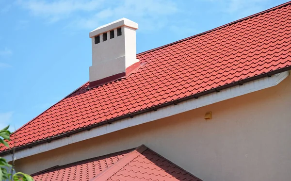 Telhado Casa Metal Com Chaminé Soffit Placas — Fotografia de Stock