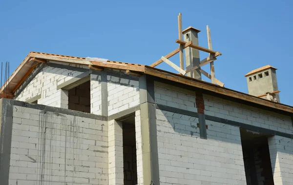 Casa Sitio Construcción Con Techos Instalación Chimenea — Foto de Stock