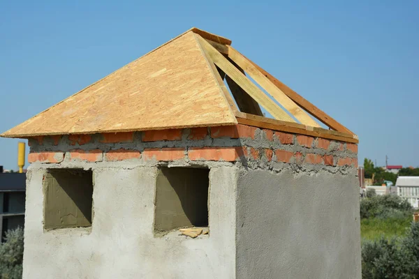 建筑木面板屋顶在未被捕捞的房子砖烟囱 — 图库照片