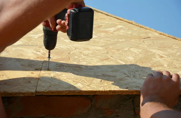 Roofer Εγκατάσταση Ξύλινη Σανίδα Για Intallation Βοτσάλων Ασφάλτου Γωνία Στέγη — Φωτογραφία Αρχείου