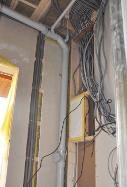 Yeni ev inşaatı elektrik tesisatı. Ev yapımı sıhhi tesisat boru hattı,
