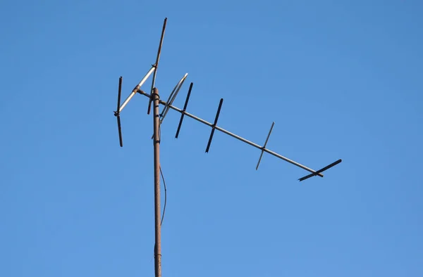 Oude Metalen Antenne Tegen Blauwe Hemel — Stockfoto