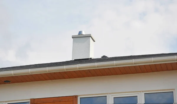 Rooftop Chaminé Com Ventilação Telhado Casa Nova — Fotografia de Stock