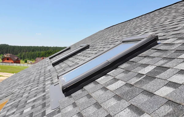 Modern ev çatı üst tepe pencereleri windows. Attic dam penceresi windows asfalt Zona çatı üzerinde.