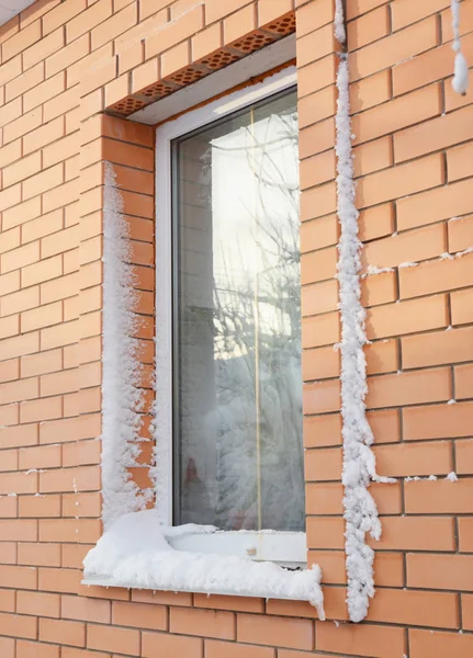 Mattone Casa Finestra Nella Neve Inverno — Foto Stock