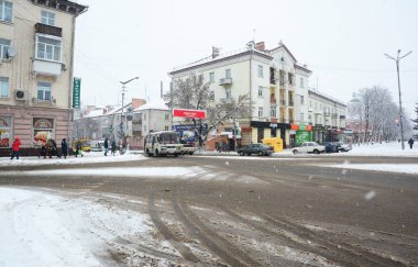 Nizhyn, Ukrayna - 31 Aralık 2018: Tarihi merkezi, Nizhyn, üzerinde Ivan Franko kare dekorasyon Noel ağacı. -Görüntü