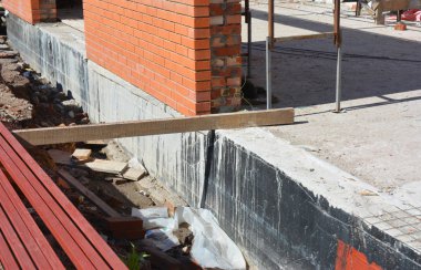 Temel su yalıtımı. House Vakfı Duvar su geçirmez bitüm sprey ile.