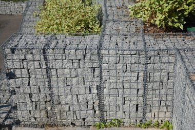 Modern gabion çit duvar taşlarla tel örgü bahçe tasarımı. Gabion tel örgü doğal taşlarla eskrim.