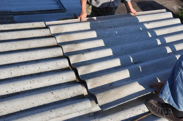 Los Techos Reparan Techo Eliminan Las Tejas Viejas Asbesto Construcción —  Fotos de Stock
