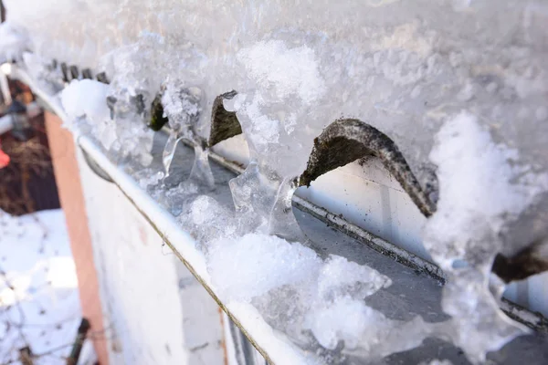 Grondaia Piena Ghiaccio Inverno Ghiaccio Congelato Nella Grondaia Del Tetto — Foto Stock