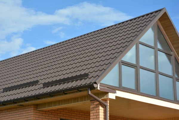 Modernes Haus Dachgeschoss Metallziegeldach Mit Glaspanoramafenster Und Dachrinne — Stockfoto