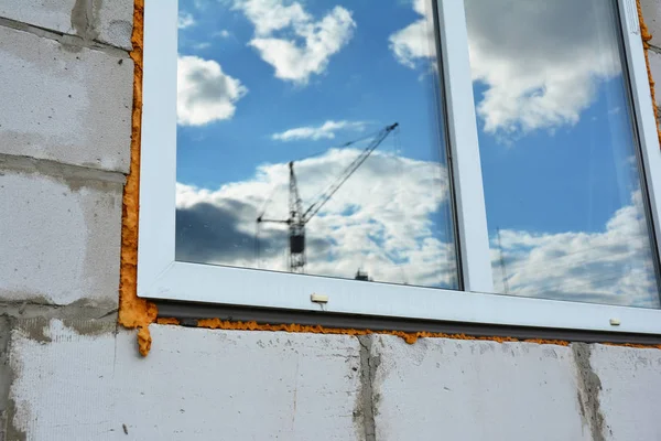 Construction Grues Dans Miroir Fenêtre Réflexion Sur Construction Maisons Construction — Photo