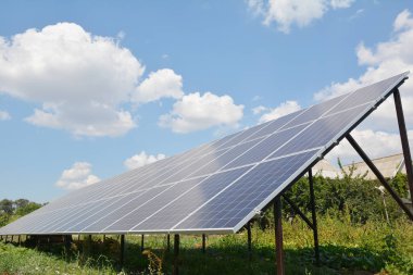 Güneş paneli üzerindeki mavi bulutlar gökyüzü arka plan, alternatif enerji kavramı, temiz enerji, yeşil enerji.