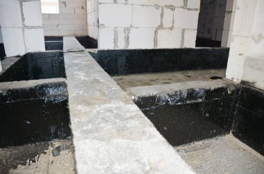 Vakfı Bitümlü su yalıtım. Tar sprey su yalıtımı ile konut yapı. 