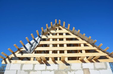 Çatı inşaat. Ahşap çatı üst çerçeve ev İnşaat ahşap çatı kirişleri, kafesler, ahşap.