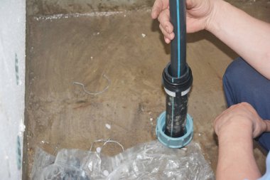 Yüklenici yükleme ve repairborehole su borusu. Sondaj su borusu.