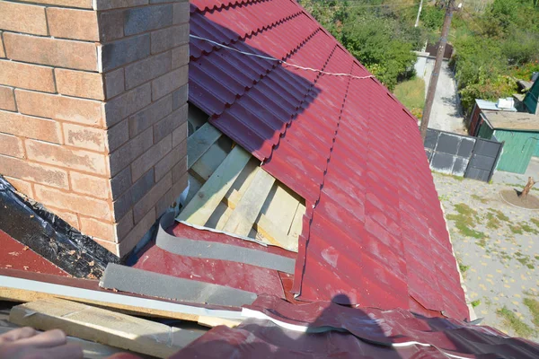 Dachkonstruktion Mit Wasserdichtem Kaminrohr Rauchfangbereich Auf Rohbau Metalldach — Stockfoto