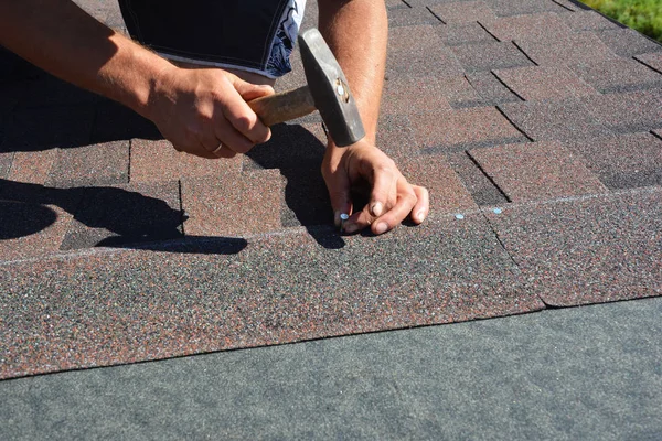 Dachdeckerarbeiten Dachdecker Montiert Mit Hammer Und Nägeln Asphaltschindeln Auf Häuserdach — Stockfoto