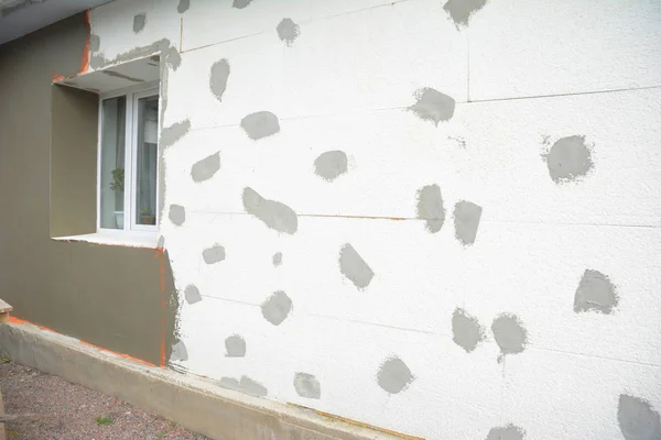 未完成的房屋墙面涂装玻璃纤维网 石膏网和硬质泡沫绝缘 — 图库照片