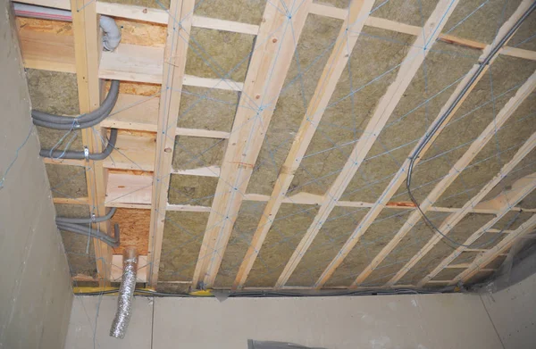 Tavan yalıtımı enerji ve para tasarrufu sağlar. Tavan arası izolasyon. Evin tavan yalıtımı