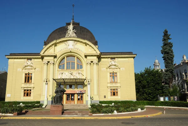 チェルニウツィー ウクライナ 2019 オペラ劇場でチェルノフツィの市 オルガ Kobylianska Monumet — ストック写真