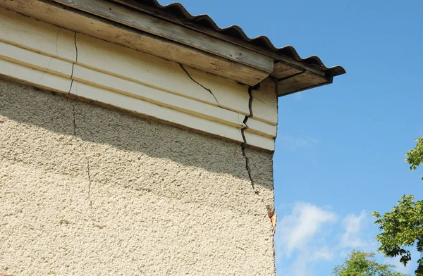 House Wall Crack Roof Corner — Stock Photo, Image