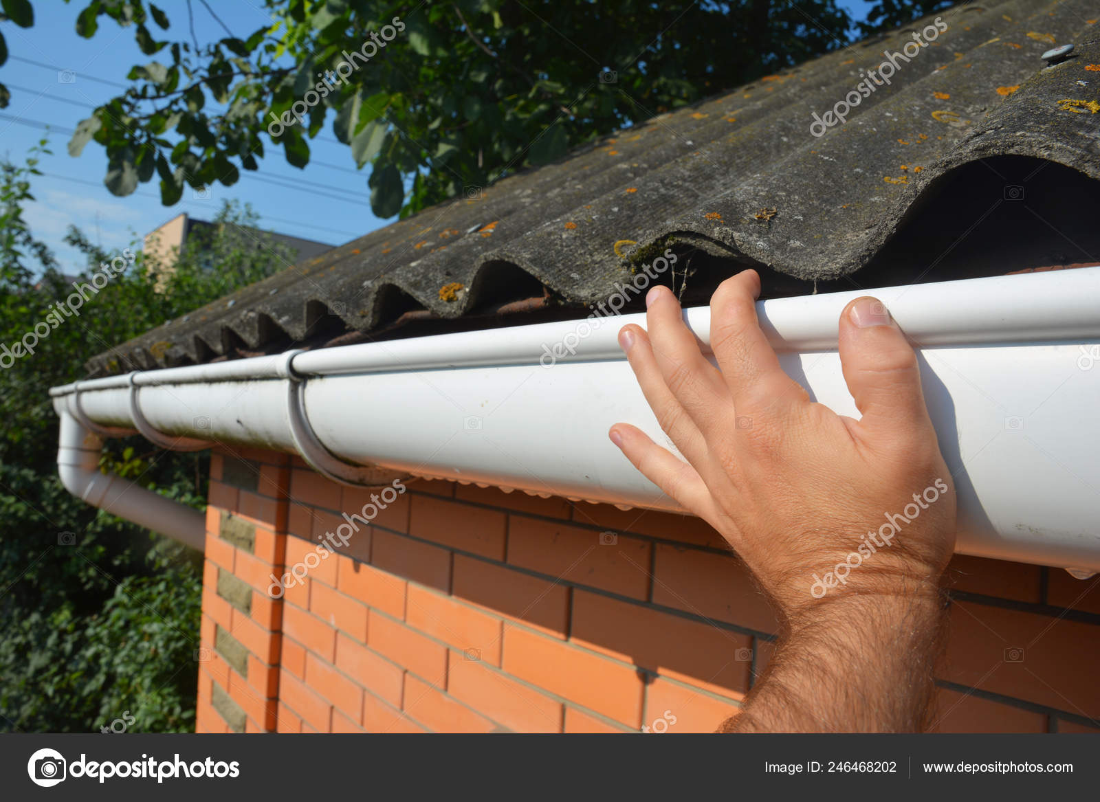 Contratista Instalando Canaletas De Plástico Para Techo