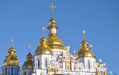 Kiev, Ukrayna - 29 Ocak 2019: Kubbe ve mavi gökyüzü günbatımı ışıkta içinde St. Michael'ın Golden-Domed manastır haçlar.
