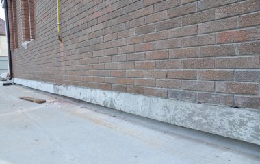 Tuğla ev duvar ile bitmemiş Vakfı onarım ve izolasyon.