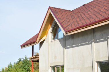 İnşaat asfalt Zona sorun alanlarda ile çatı. Sıvama ve boyama duvarları açık bitmemiş ev.