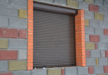 Ev pencere Panjur güvenlik engeli kar yağışı ile.