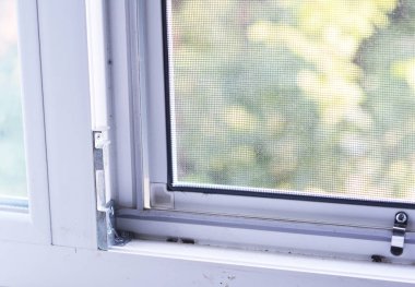 Sivrisinek tel ekran yükleme böcekler korumak için penceresinde Kapat.