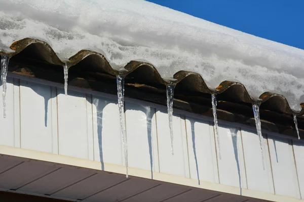 Techo Casa Amianto Cubierto Nieve Con Carámbanos — Foto de Stock