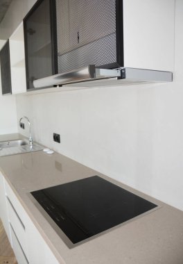 Ada hood. Elektrikli fırın, metal musluk, seramik mutfak lavabo, Izgaralı soba ve mutfak hood boru ile modern mutfak. 