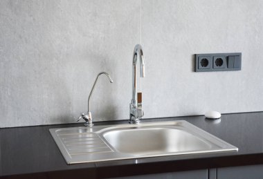 Modern metal mutfak lavabo. Modern mutfak krom musluk ve metal mutfak lavabo.