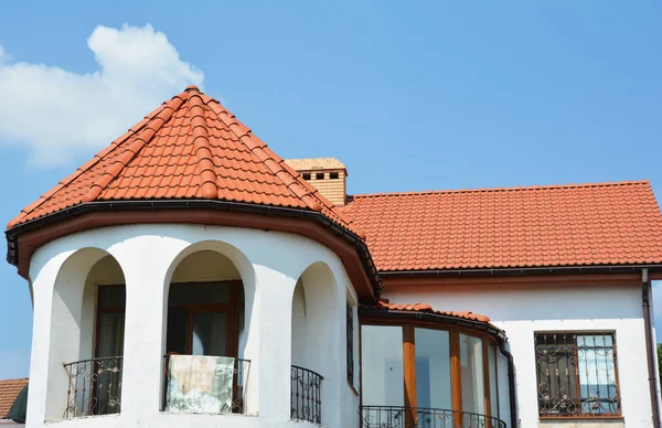 Gemütliches Haus Dachgeschoss Turm Dach Dachboden Balkon Regenrinnen System Hausaußenseite — Stockfoto