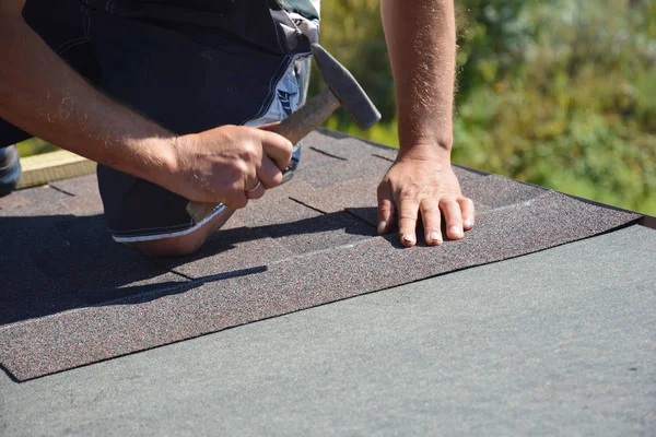 Roofing Construction Roofer Installing Asphalt Shingles House Construction Roof Corner — Stock Photo, Image