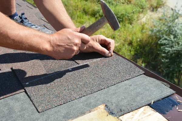 屋顶承包商安装屋顶瓦片 沥青瓦与锤子和钉子 屋面施工 — 图库照片